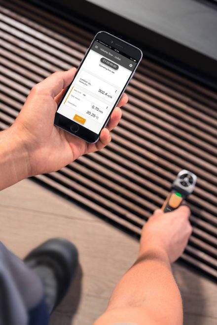 Testo 410i Vane-Anemometer operated with your smartphone